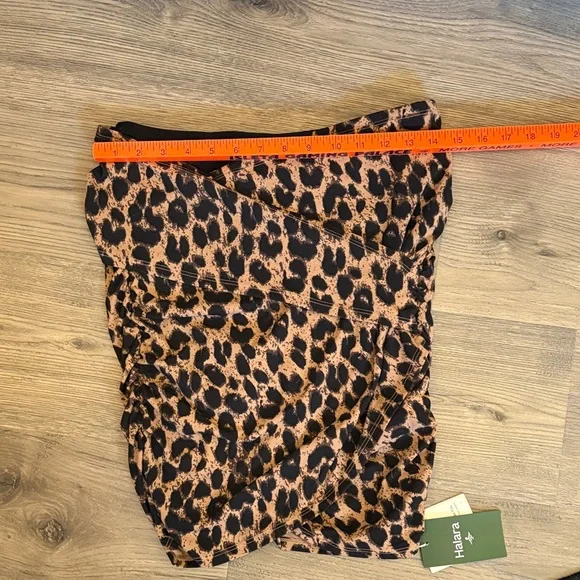 HALARA Leopard Print Ruched Mini Skirt in Beige and Black - Picture 12 of 16